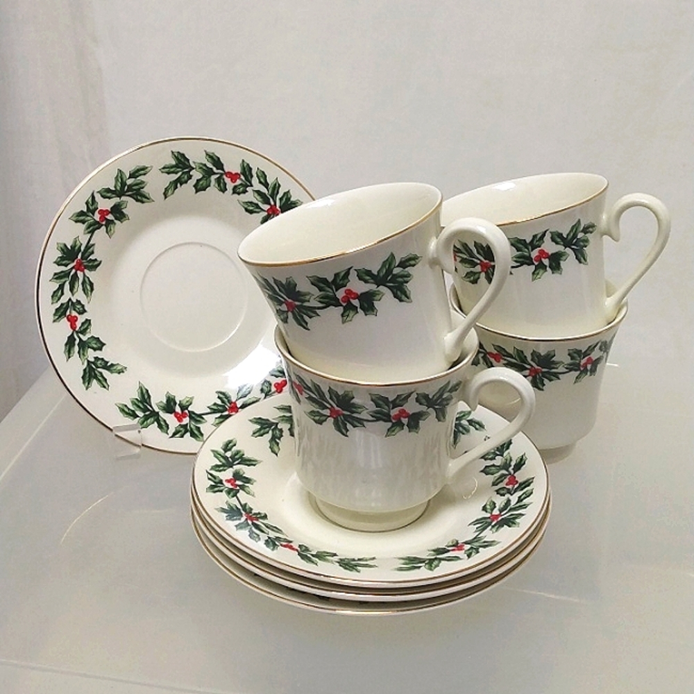 Formalities by Baum Bros Christmas Coffee cups and saucers, Set of 4